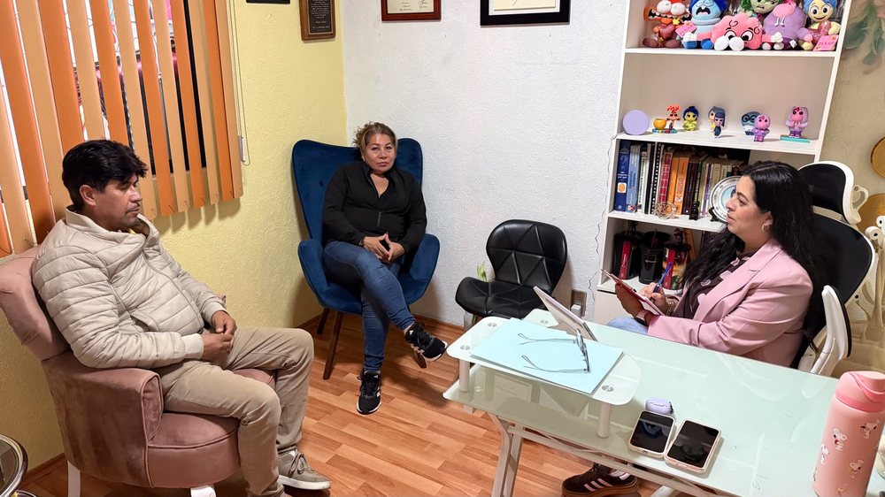 Michel Jiménez durante una sesión de terapia de pareja